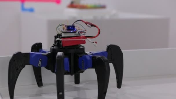 DIY Robot Walks — стоковое видео