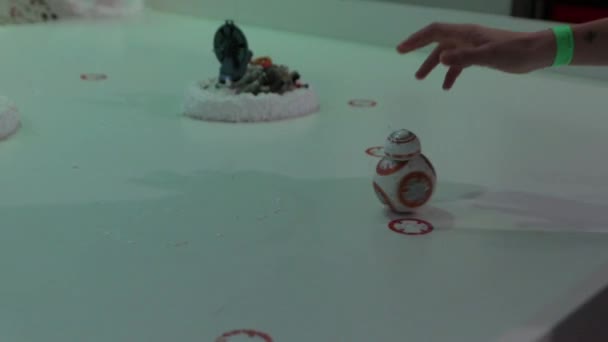 Ремонт робота BB-8 — стоковое видео