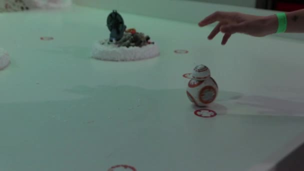 Bb-8 Robot düzeltme tamir — Stok video