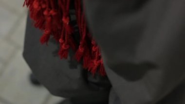 Aksesuar giyim işlemeli kırmızı eşarp