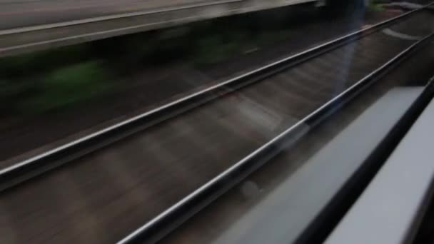 Eisenbahn aus dem Fenster des Hochgeschwindigkeitszuges — Stockvideo