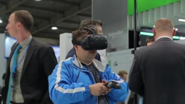 Mannen Joystick i Virtual Reality-glasögon — Stockvideo
