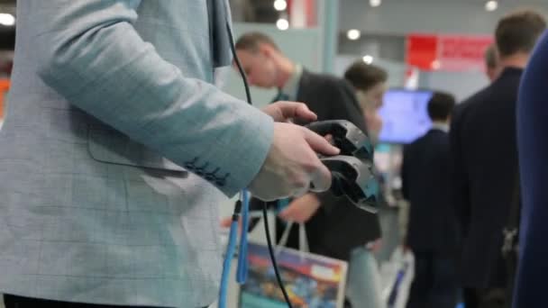 Joysticks homme en lunettes de réalité virtuelle — Video