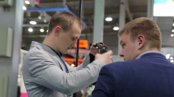 Mann setzt Virtual-Reality-Brille auf — Stockvideo