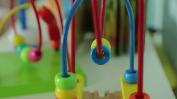 Çocuklar Küpleri Topları Bulmacalar Için Eğitici Oyuncaklar — Stok video
