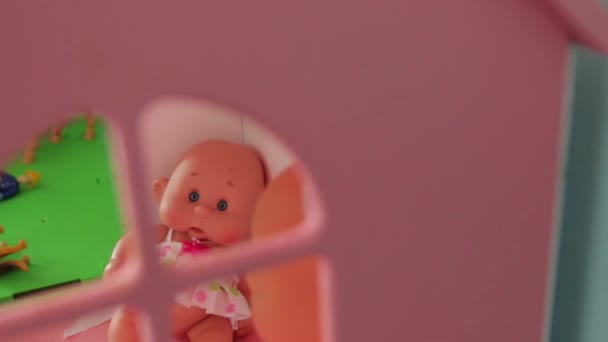 Boneca Uma Casa Brinquedo — Vídeo de Stock