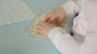 Küçük kız elleri ile kum eğitim dokunsal oyunları çalış