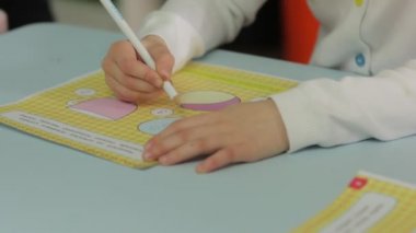 Küçük kız çocuk anaokulu eğitimi alıyor