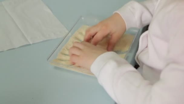 少女の手が砂の教育用触覚ゲームで遊ぶ — ストック動画