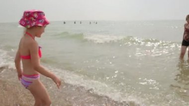 Anne ile küçük kız var dinlenme deniz sahilde