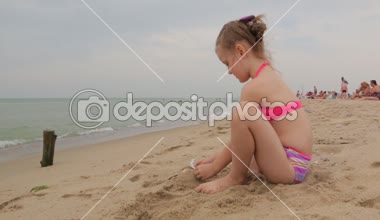 Küçük kızım var eğlenceli deniz sahilde