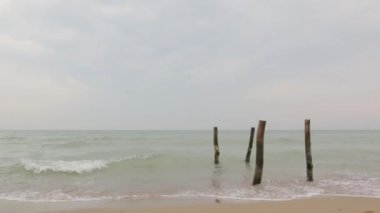 Mavi gökyüzü, kum, deniz suyu, dalgalar ile geniş, statik plaj sahne. Arka plan kullanım için mükemmel bir sahne.