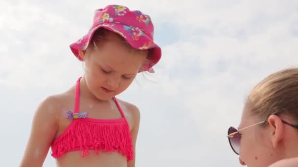 Menina Com Mãe Tem Descanso Praia Mar — Vídeo de Stock