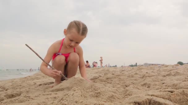 Niña Divierte Playa Del Mar — Vídeo de stock