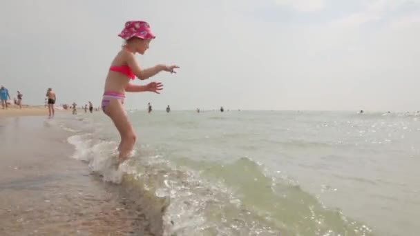少女は海のビーチで楽しい時を過す — ストック動画