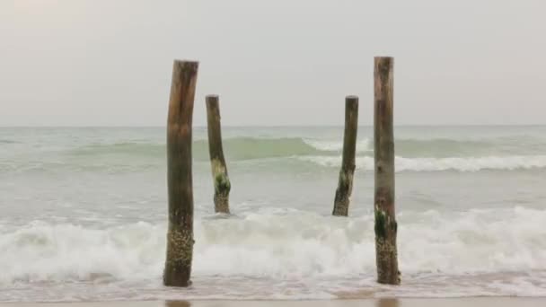 Plaża Szeroka Statyczne Sceny Piasku Wody Morskiej Błękitne Niebo Fale — Wideo stockowe