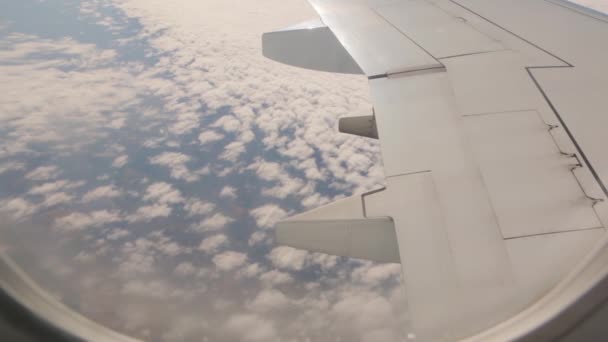 Pohled z letadla nad mraky — Stock video