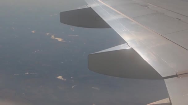 Weergave vliegtuig vleugel en gemalen — Stockvideo