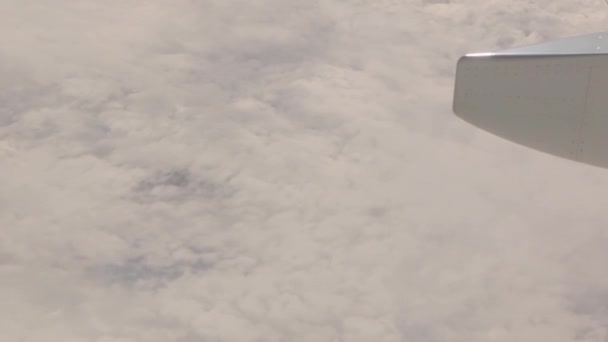 Motor van het vliegtuig boven witte wolken — Stockvideo
