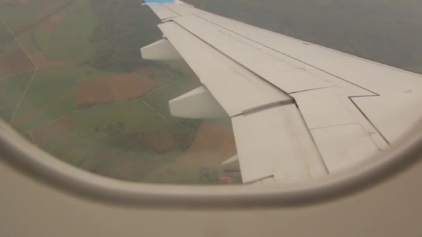 Avião virar vista através da janela — Vídeo de Stock