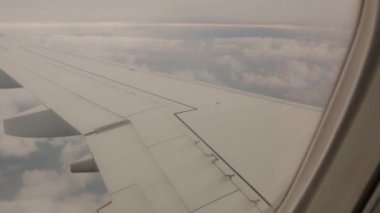 Bulutların üzerinde uçak penceresinden görünümü