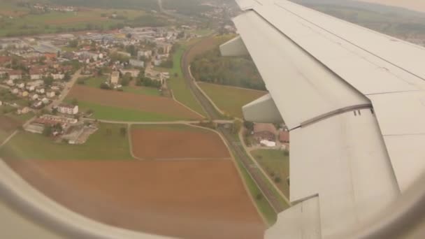 Крыло самолета над городом — стоковое видео