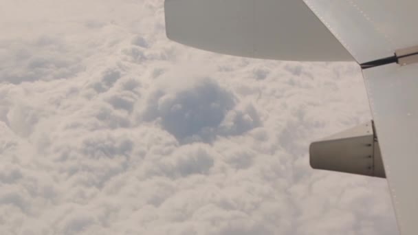 Wolken unter dem Flügel des Flugzeugs — Stockvideo