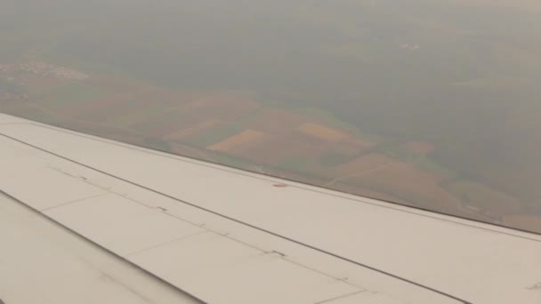 Terra attraverso la finestra dell'aereo — Video Stock