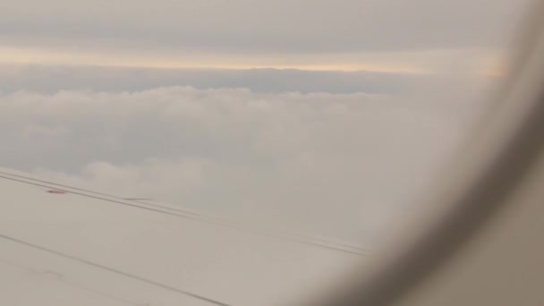 Avión volando sobre las nubes — Vídeo de stock