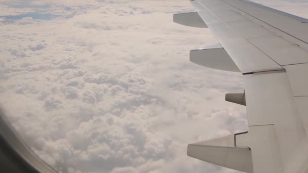 Vleugel vliegtuigmotoren boven wolken — Stockvideo