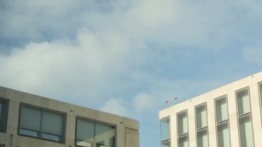 Modern bir ofis binası cephesi