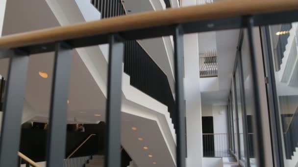 Escaliers mains courantes dans le bâtiment — Video