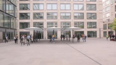 Zürih, İsviçre - 10 02 2018: Zürih Pedagoji Üniversitesi Ph Zh açık havada bahçe öğrenciler ile