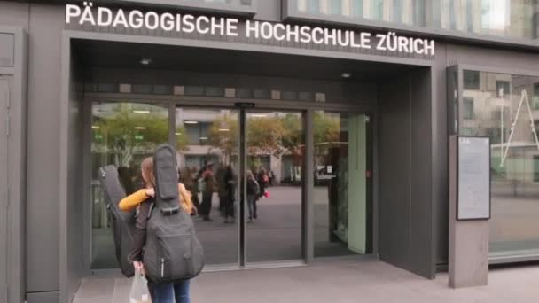 Entrada a la Universidad Pedagógica de Zurich — Vídeos de Stock