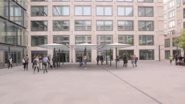 学生が付いているチューリッヒ スイス 2018 チューリッヒ教育大学 屋外ヤード — ストック動画