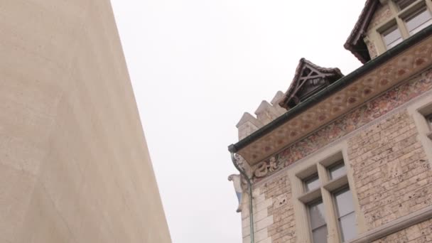 Moderne près de vieux bâtiments — Video