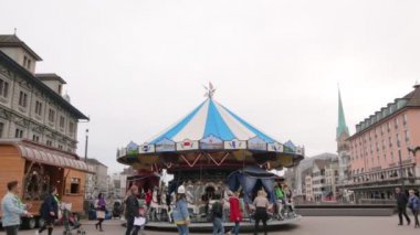 Carousel atları ile yuvarlak git
