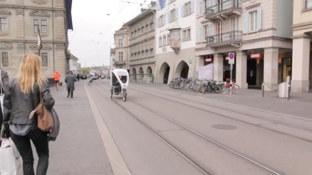 Bicicleta de skate de transporte urbano — Vídeo de Stock