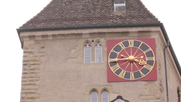 Reloj en la fachada del edificio — Vídeos de Stock