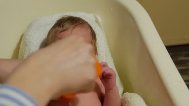 Новорожденный мальчик купается — стоковое видео