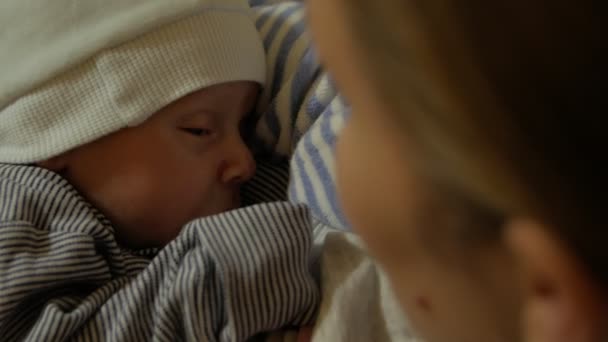 Mãe amamenta recém-nascido cai dormindo — Vídeo de Stock