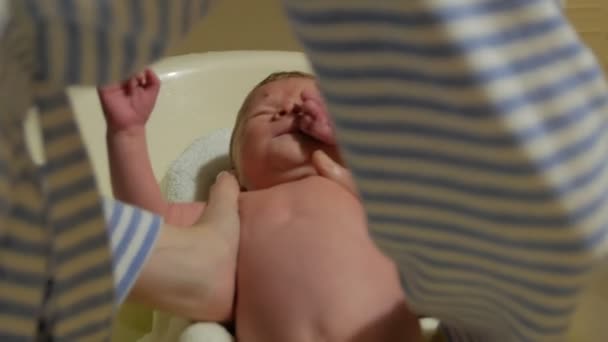 Новорожденный мальчик в ванне — стоковое видео