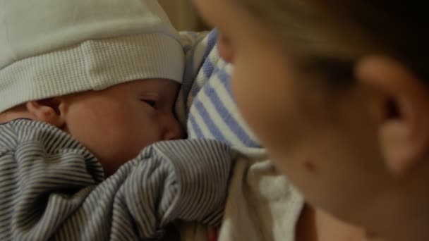 Madre amamantamientos Recién nacido Primer plano — Vídeos de Stock