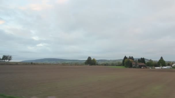 フィールドと列車の窓からの山々 — ストック動画