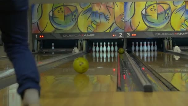 Palla da bowling che colpisce i perni — Video Stock