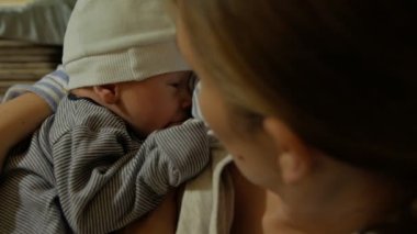 Anne Breastfeeds yenidoğan uyur uyumaz