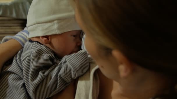 Moeder Breastfeeds pasgeborene valt hij in slaap — Stockvideo