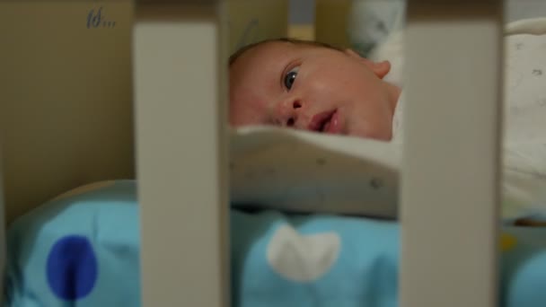 Νεογέννητο μωρό σας χασμουρητό στο κρεβάτι — Αρχείο Βίντεο