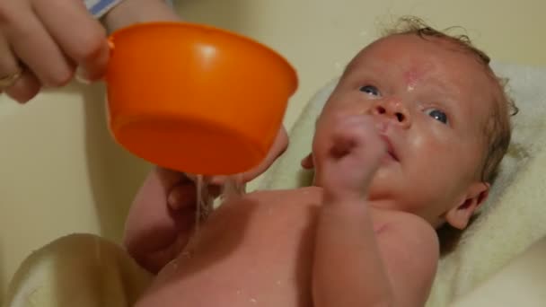 Mujer vierta agua en el recién nacido — Vídeos de Stock