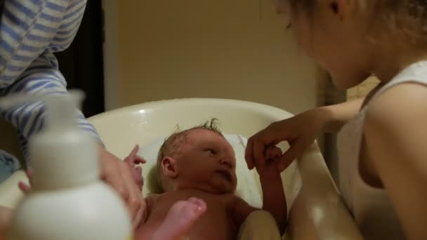 Mujer y chica bañar recién nacido — Vídeo de stock